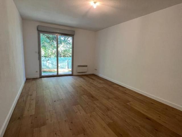 Appartement proche centre village T2 de 45 m² avec jardinet et cellier