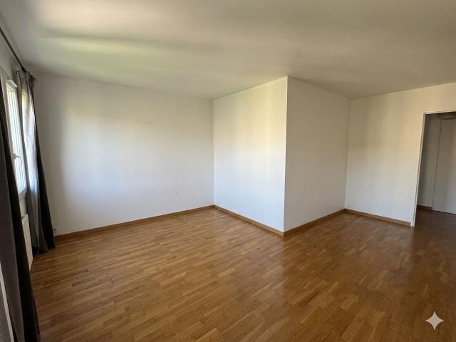 Appartement Puteaux 4 pièces de 92 m² avec balcon, cave et parking