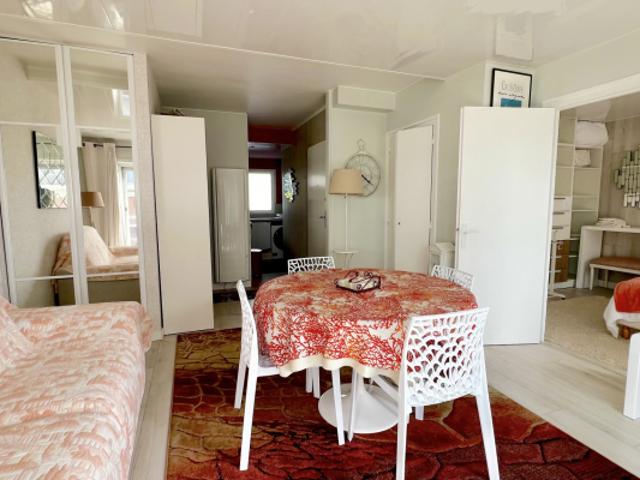 Appartement remblai 2 pièces avec terrasse et vue mer latéra