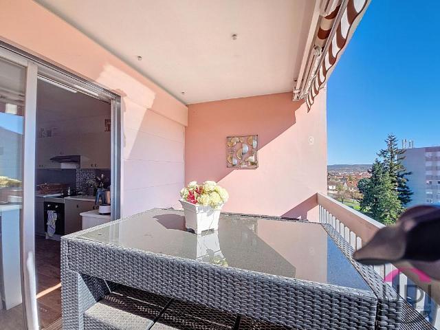 Appartement rénové, 4 chambres avec balcon et terrasse