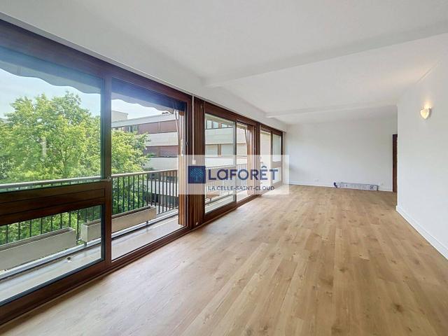 Appartement rénové à La Celle Saint Cloud dernier étage, rési