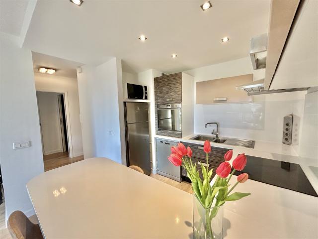Appartement rénové avec terrasse vue mer, piscine et parking. 47m² Antibes