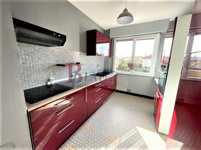 Appartement rénové avec balcon, garage et climatisation – Résidence sécurisée avec ascenseur