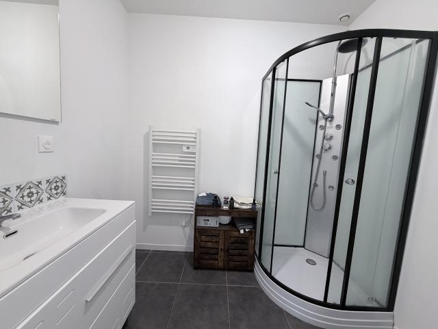 Appartement rénové avec parking et cellier vendu loué