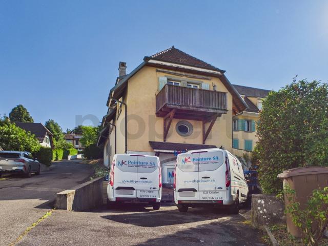 Appartement rénové de 3.5 pièces avec balcon et rendement locatif commercial inclus