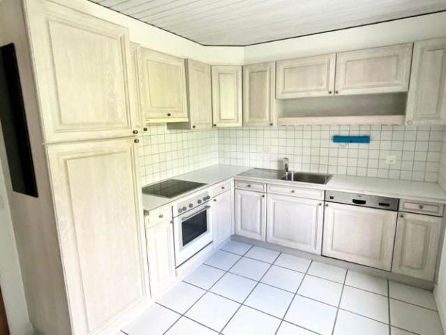Appartement rénové de 3 pièces avec terrasse et vue dégagée