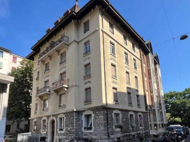 Appartement rénové de 4 pièces en attique secteur gare