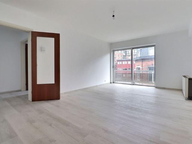 Appartement rénové de +/ 70 m², 2 chambres + cave + parking en sous sol