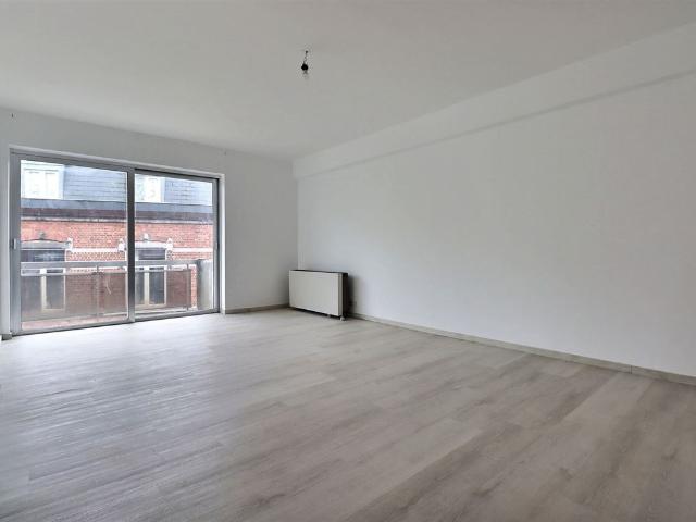 Appartement rénové de +/ 70 m², 2 chambres + cave + parking en sous sol