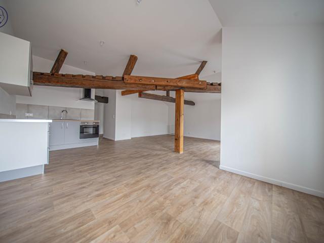 Appartement rénové, de type F4, d’environ 90 m2, situé au 2ème étage d’un petit immeuble en plein cœur de Lign