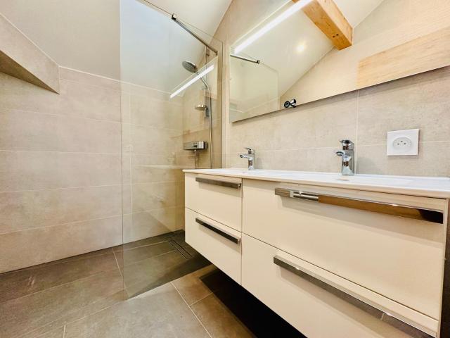 Appartement rénové dernier étage 132m2 superbe vue lac à Neuvecelle
