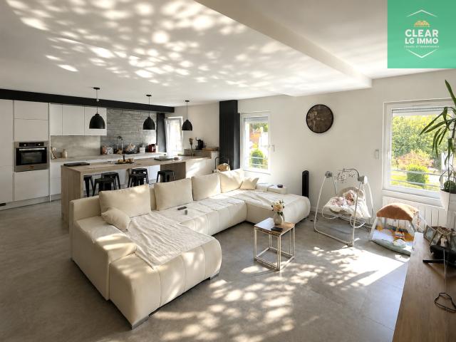 Appartement rénové lumineux avec caves et terrasse