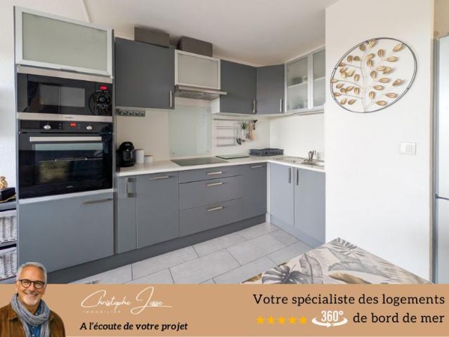 Appartement rénové meublé avec terrasse de 14 m², jardin et accès direct plage et piscine