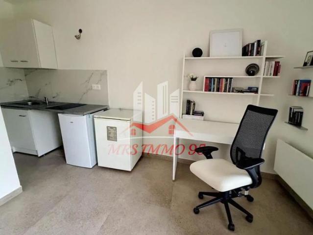Appartement rénové rez de jardin, de 23,2 m2 avec parking