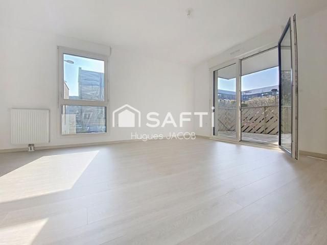 Appartement récent avec balcon et place de parking privative