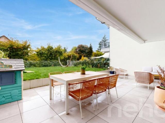 Appartement récent avec grande terrasse et jardin à Romanel