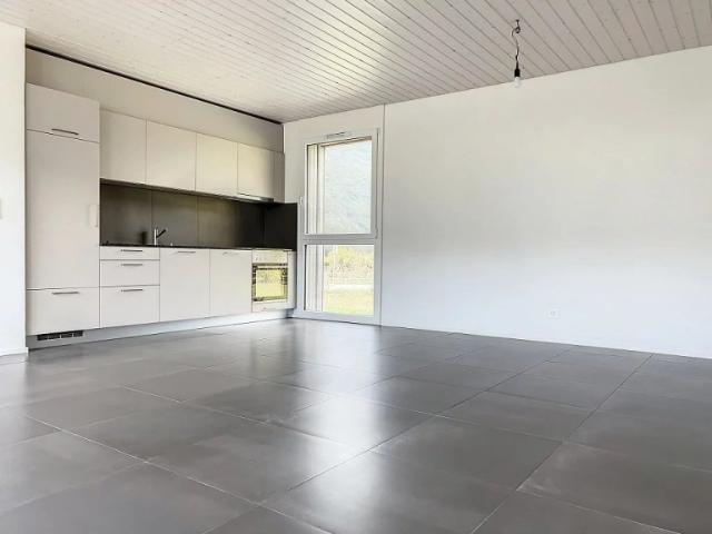 Appartement récent de 3.5 pièces d'environ 71.8m2 situé au rez de chaussée dans un quartier calme à 3 minutes en voiture des centres commerciaux. Comptoir Immobilier