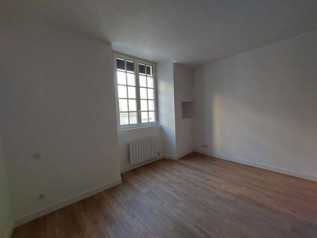 Appartement Saintes 1 pièce s 24.38 m2