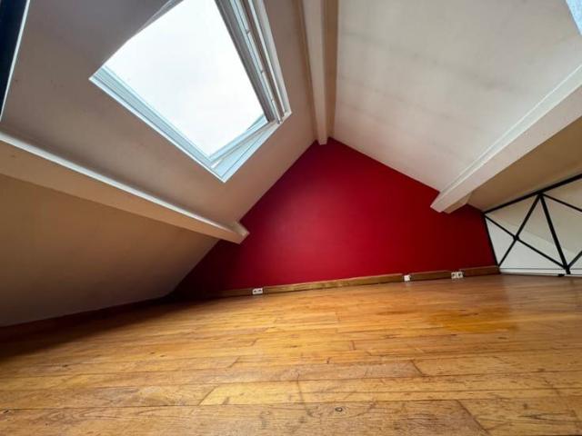 Appartement semi duplex sur la place communale de genval