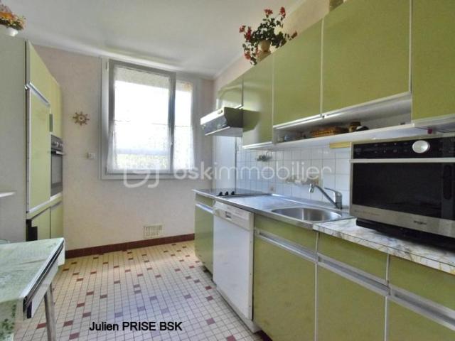 Appartement soigné square de BOSNIE, proche des transports, école, commerces