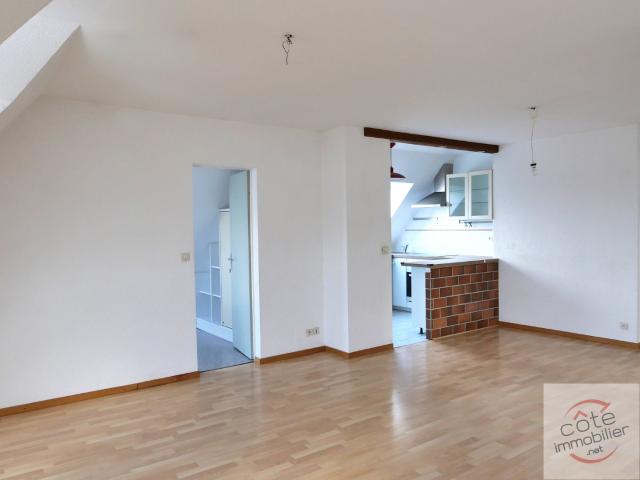 APPARTEMENT SOUS COMBLES DANS MAISON INDIVIDUELLE COMPRENANT TROIS APPARTEMENTS