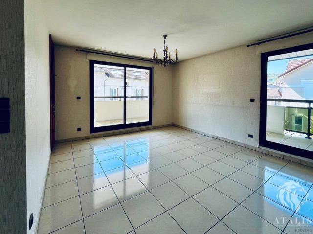 Appartement spacieux avec balcon et place de parking