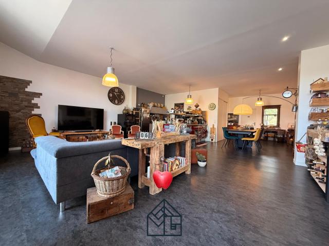 APPARTEMENT SPACIEUX avec immense terrasse, CENTRE VILLE, AU CALME