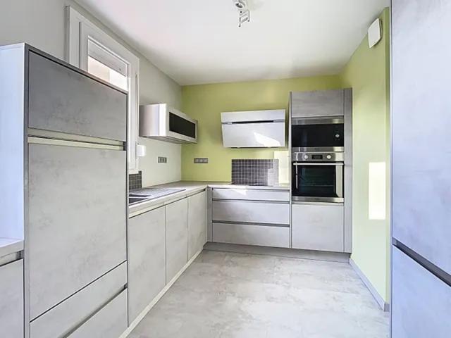 Appartement/maison 7 pièce s 145.40 m2, avec véranda, garage fermé, place de parking extérieur, refait à neuf