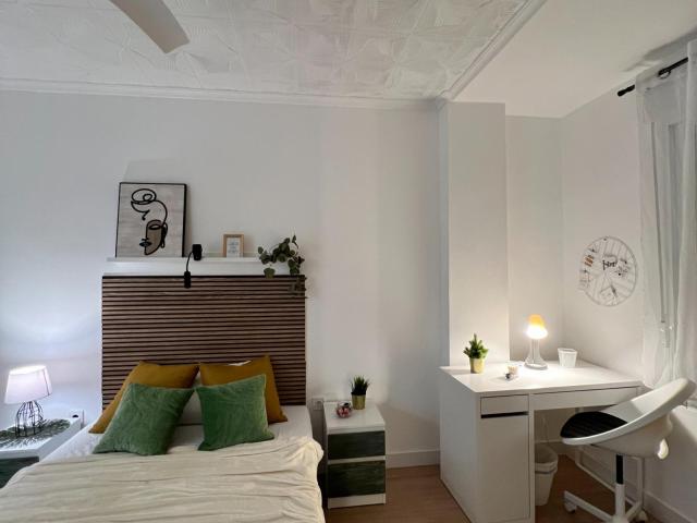 Appealing double bedroom within walking distance to the beach