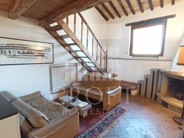 Appia Antica: Charming, newly renovated loft, fully equipped kitchen, living room with fireplace, loft bedroom, modern bath. Antique ceilings, air conditioning. Located in beautiful historic complex direclty in front of archeological parks. Ref 2271