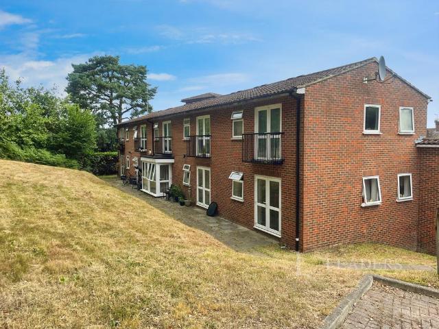 Apple Trees Place, GU22 1 bed flat to rent £1,195 pcm £276 pw
