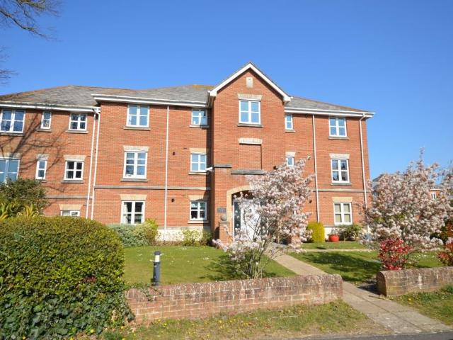 Applemore House, Hillcroft Close, Lymington, Hampshire SO41, 2 bed flat to rent, £1,350 pcm | PrimeLocation