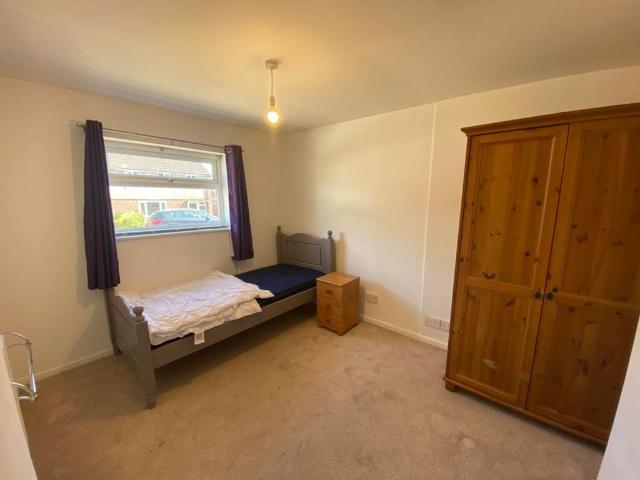 Applegarth Avenue, Guildford, GU2 1 bed in a house share to rent £825 pcm £190 pw