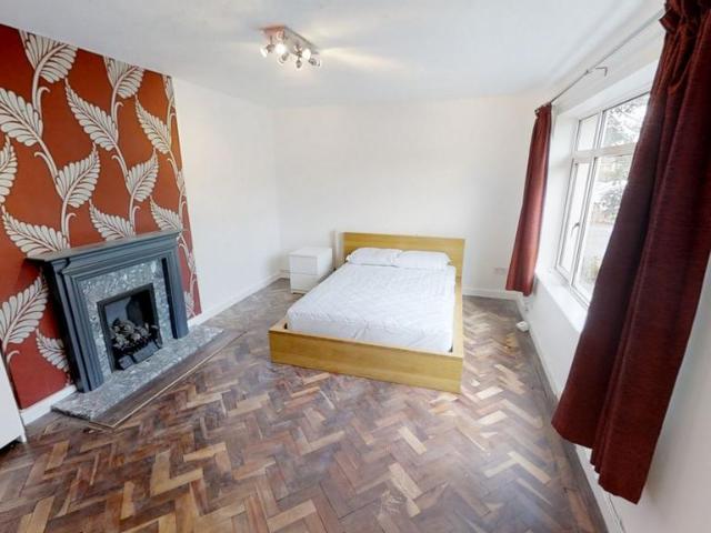 Applegarth Avenue, Guildford, GU2 1 bed in a house share to rent £850 pcm £196 pw