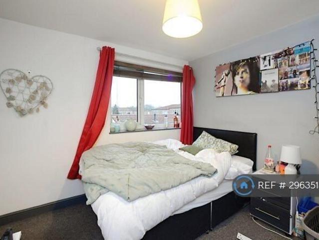 Appleton Walk, Wilmslow, SK9 1 bed in a house share to rent £799 pcm £184 pw