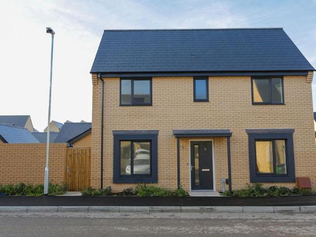Appleton Road, Folkestone, Kent, CT20 3 bed detached house to rent £1,600 pcm £369 pw