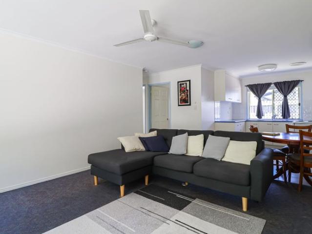 APPLICATION APPROVED: SPACIOUS SOUTH GLADSTONE UNIT IN QUIET LOCATION!