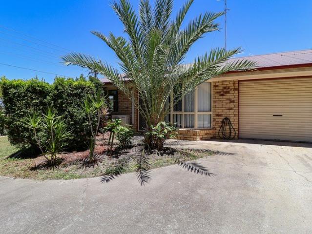 APPLICATION APPROVED: SPACIOUS SOUTH GLADSTONE UNIT IN QUIET LOCATION!