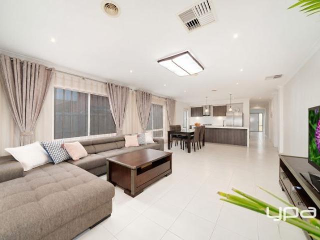 APPLICATIONS NOW OPEN – HIGH DEMAND EXPECTED! – ZONED TO ALAMANDA K–9 COLLEGE + ALAMANDA CLUB MEMBERSHIP INCLUDED IN THE RENT!