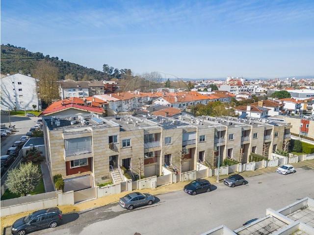 Apresento lhe esta distinta moradia T4 situada no prestigiad. 0m² Nogueira, Fraião e Lamaçães