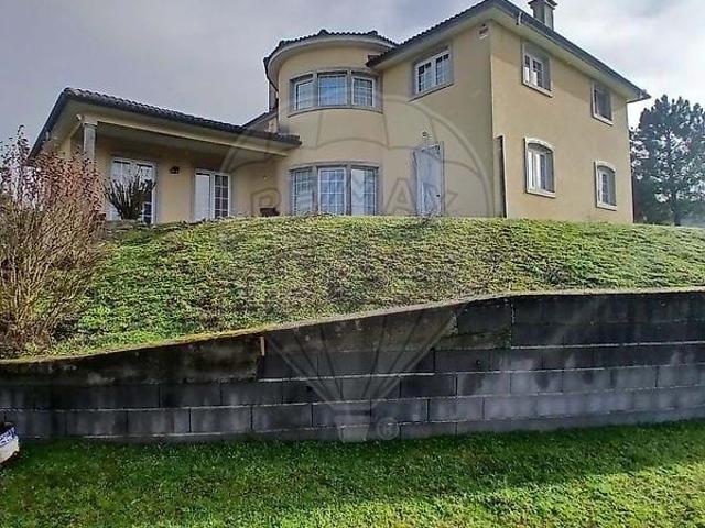 Apresento lhe esta magnífica moradia situada na pitoresca aldeia de Vila da Ponte, no concelho de Sernancelhe, um local onde a tranquilidade e a natureza se unem em perfeita harmonia
