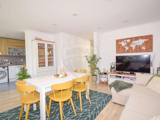 Apresento lhe este harmonioso apartamento T3 transformado nu. 79m² Odivelas