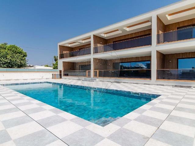 Apresento Lhe este magnífico apartamento T2 de luxo, inserid. 187m² Quarteira