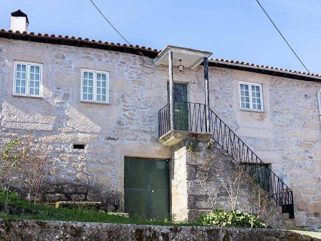 Apresento uma moradia de Pedra única na Rua Engenheiro Boaventura de Freitas, 19, 5120 331, Sendim, Tabuaço, Viseu