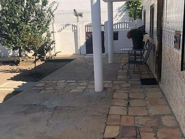 Apresento vos esta moradia com generoso quintal que possui churrasqueira, alpendre, várias árvores de fruto e furo de água