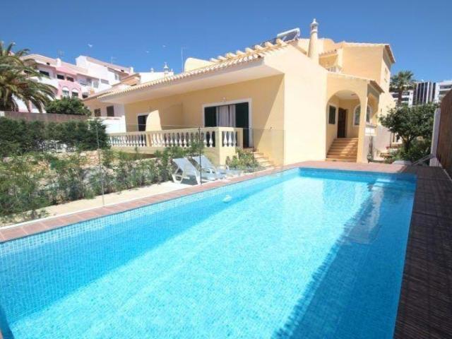 Apresentamos esta excelente moradia de três andares, situada numa das zonas mais prestigiadas de Portimão, a apenas 10 minutos a pé da icónica Praia da Rocha