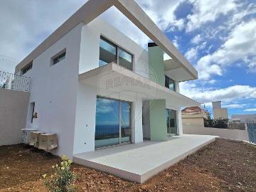 Apresentamos esta moderna moradia isolada no Arco da Calheta. 266m² Arco Da Calheta
