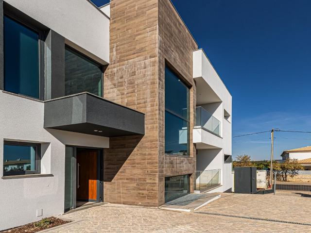 Apresentamos esta moradia nova de arquitetura moderna, local. 277m² Albufeira e Olhos de Água