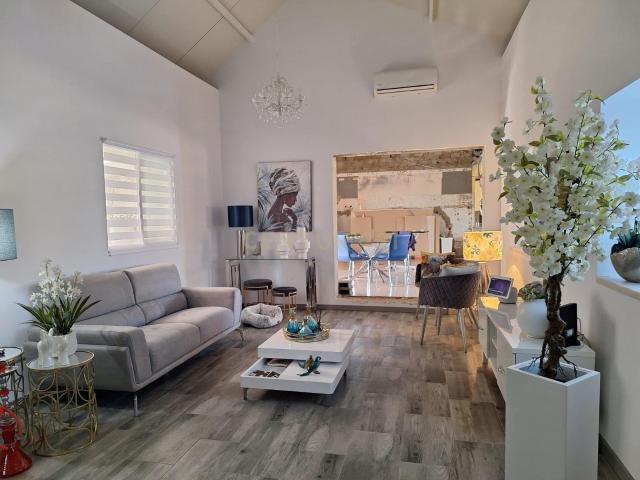 Apresentamos esta moradia T3, com 99 m² de área urbana, inserida num generoso terreno misto com 4.080 m², localizada em Covas de Coina, Barreiro