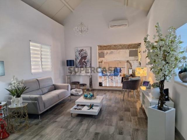 Apresentamos esta moradia T3, com 99 m² de área urbana, inserida num generoso terreno misto com 4.080 m², localizada em Covas de Coina, Barreiro